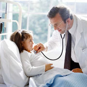 Доктор осматривает ребёнка